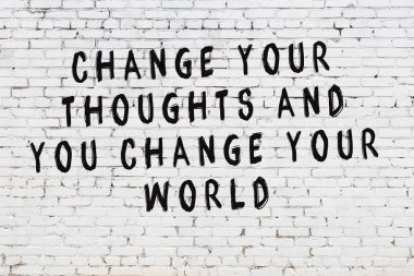 Boyalı siyah motivasyonel alıntı yazıtı ile beyaz tuğla duvar