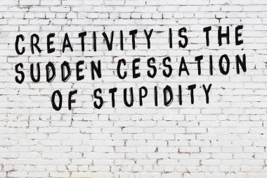 Boyalı siyah motivasyonel alıntı yazıtı ile beyaz tuğla duvar