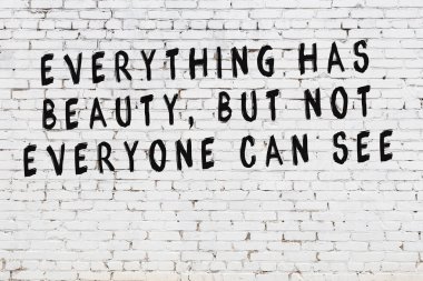 Boyalı siyah motivasyonel alıntı yazıtı ile beyaz tuğla duvar