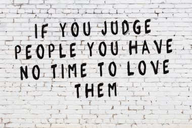 Boyalı siyah motivasyonel alıntı yazıtı ile beyaz tuğla duvar