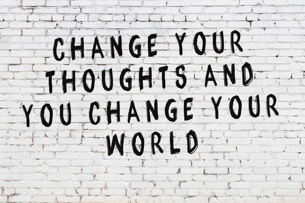 Boyalı siyah motivasyonel alıntı yazıtı ile beyaz tuğla duvar