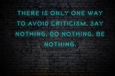 Tuğla duvara karşı olumlu akıllıca motivasyonel alıntı Neon yazıt 