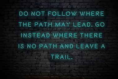 Tuğla duvara karşı olumlu akıllıca motivasyonel alıntı Neon yazıt 