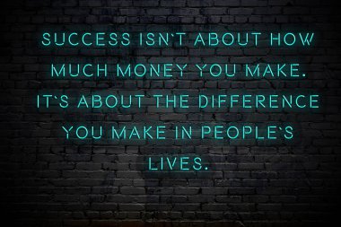 Tuğla duvara karşı olumlu akıllıca motivasyonel alıntı Neon yazıt 