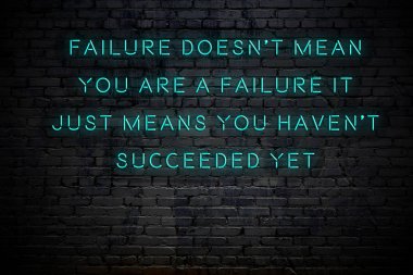 Tuğla duvara karşı olumlu akıllıca motivasyonel alıntı Neon yazıt 
