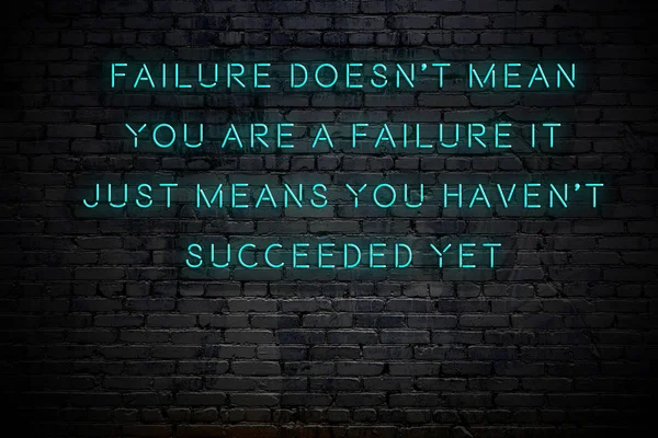 Tuğla duvara karşı olumlu akıllıca motivasyonel alıntı Neon yazıt 