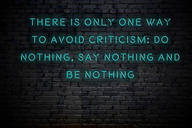 Tuğla duvara karşı olumlu akıllıca motivasyonel alıntı Neon yazıt 