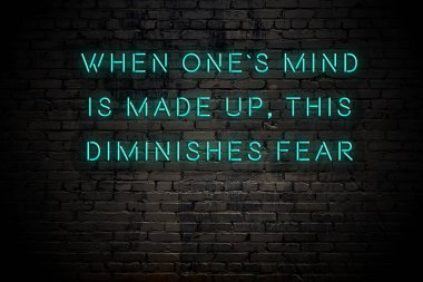 Tuğla duvara karşı olumlu akıllıca motivasyonel alıntı Neon yazıt 