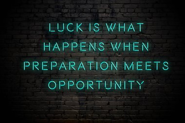 Tuğla duvara karşı olumlu akıllıca motivasyonel alıntı Neon yazıt 