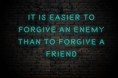 Tuğla duvara karşı olumlu akıllıca motivasyonel alıntı Neon yazıt 