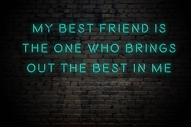 Tuğla duvara karşı olumlu akıllıca motivasyonel alıntı Neon yazıt 