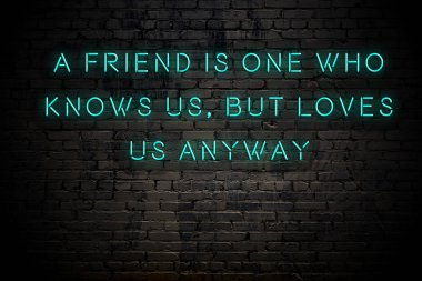 Tuğla duvara karşı olumlu akıllıca motivasyonel alıntı Neon yazıt 