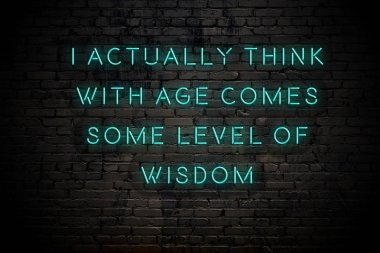 Tuğla duvara karşı olumlu akıllıca motivasyonel alıntı Neon yazıt 