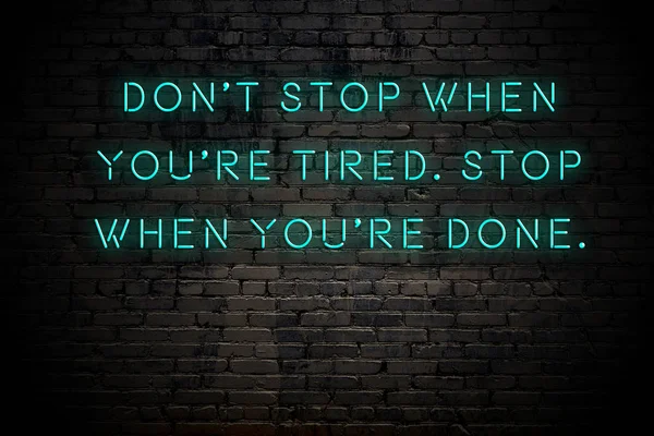 Iscrizione al neon di citazione motivazionale saggia positiva contro muro di mattoni — Foto Stock