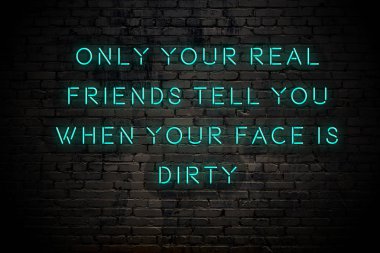 Tuğla duvara karşı olumlu akıllıca motivasyonel alıntı Neon yazıt 