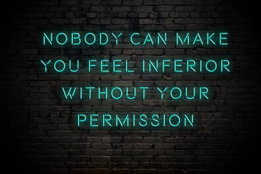 Tuğla duvara karşı olumlu akıllıca motivasyonel alıntı Neon yazıt 