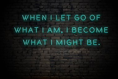 Tuğla duvara karşı olumlu akıllıca motivasyonel alıntı Neon yazıt 