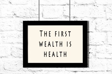 Beyaz tuğla duvara asılı bilge teklif ile siyah çerçeve