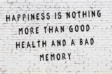 Boyalı siyah motivasyonel alıntı yazıtı ile beyaz tuğla duvar