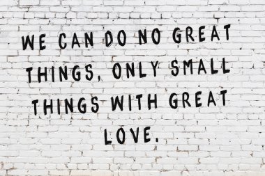 Boyalı siyah motivasyonel alıntı yazıtı ile beyaz tuğla duvar