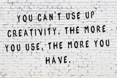 Boyalı siyah motivasyonel alıntı yazıtı ile beyaz tuğla duvar