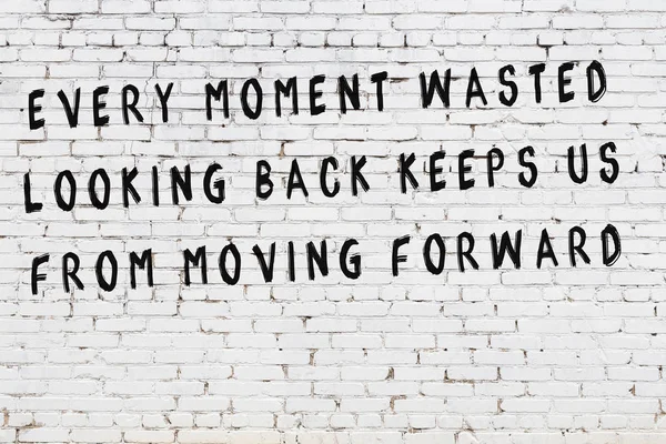 Boyalı siyah motivasyonel alıntı yazıtı ile beyaz tuğla duvar — Stok fotoğraf
