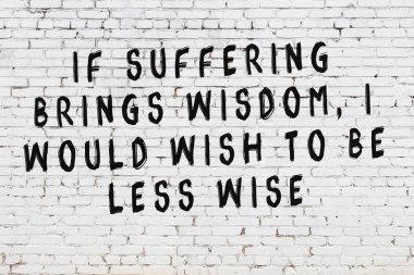 Boyalı siyah motivasyonel alıntı yazıtı ile beyaz tuğla duvar