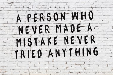 Boyalı siyah motivasyonel alıntı yazıtı ile beyaz tuğla duvar