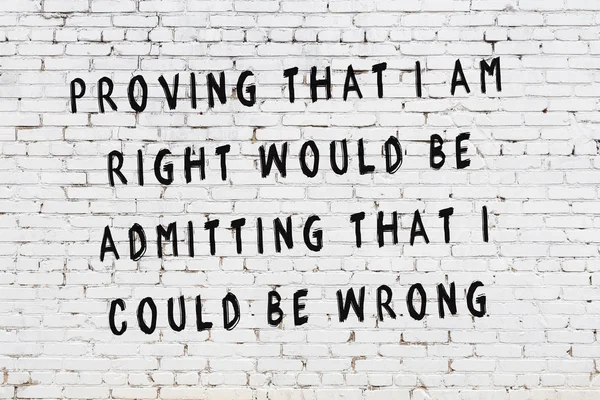 Boyalı siyah motivasyonel alıntı yazıtı ile beyaz tuğla duvar — Stok fotoğraf