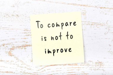 Ahşap duvara el yazısı bilge alıntı ile sarı yapışkan not 