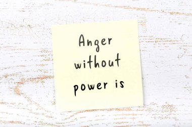 Ahşap duvara el yazısı bilge alıntı ile sarı yapışkan not 