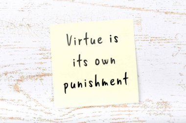 Ahşap duvara el yazısı bilge alıntı ile sarı yapışkan not 