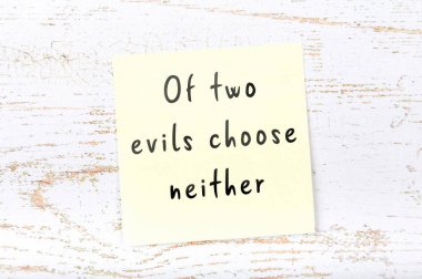 Ahşap duvara el yazısı bilge alıntı ile sarı yapışkan not 