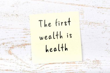 Ahşap duvara el yazısı bilge alıntı ile sarı yapışkan not 