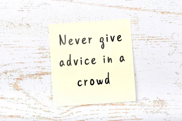 Ahşap duvara el yazısı bilge alıntı ile sarı yapışkan not 