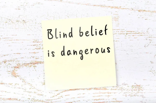 Ahşap duvara el yazısı bilge alıntı ile sarı yapışkan not 