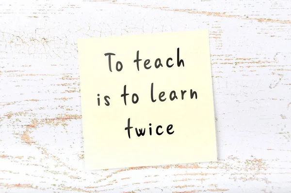 Ahşap duvara el yazısı bilge alıntı ile sarı yapışkan not 