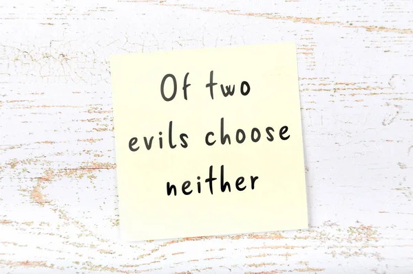 Ahşap duvara el yazısı bilge alıntı ile sarı yapışkan not 