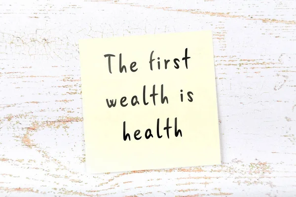 Ahşap duvara el yazısı bilge alıntı ile sarı yapışkan not 