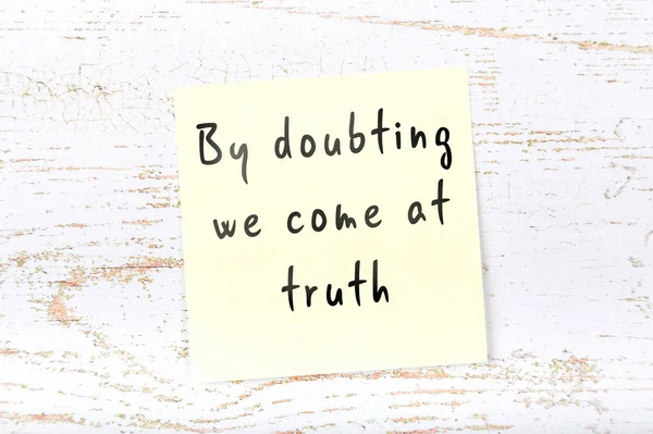 Ahşap duvara el yazısı bilge alıntı ile sarı yapışkan not 