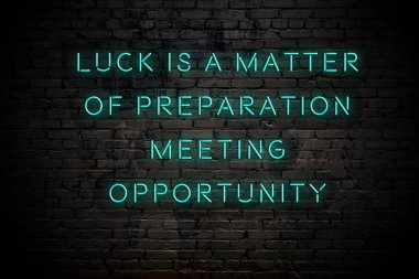 Tuğla duvara karşı olumlu akıllıca motivasyonel alıntı Neon yazıt 