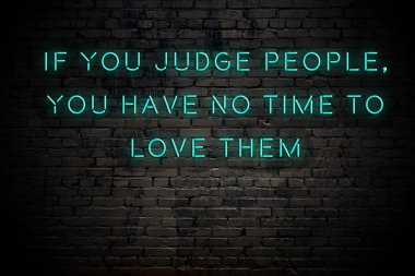 Tuğla duvara karşı olumlu akıllıca motivasyonel alıntı Neon yazıt 