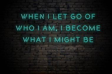 Tuğla duvara karşı olumlu akıllıca motivasyonel alıntı Neon yazıt 