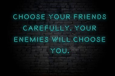 Tuğla duvara karşı olumlu akıllıca motivasyonel alıntı Neon yazıt 