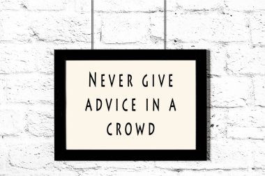 Beyaz tuğla duvara asılı bilge teklif ile siyah çerçeve