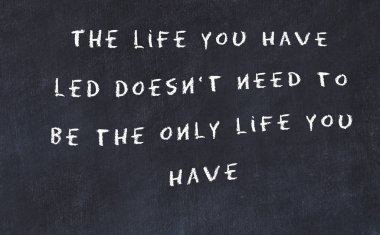 El yazısı bilge motivasyonel alıntı ile siyah kara tahta 