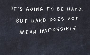 El yazısı bilge motivasyonel alıntı ile siyah kara tahta 