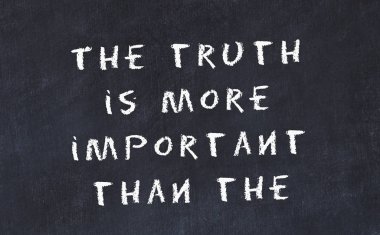 El yazısı bilge motivasyonel alıntı ile siyah kara tahta 