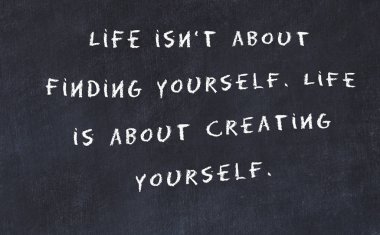 El yazısı bilge motivasyonel alıntı ile siyah kara tahta 