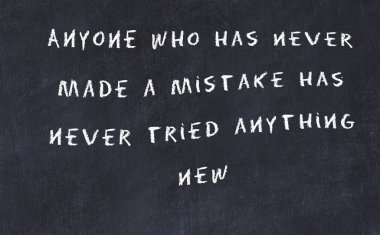 El yazısı bilge motivasyonel alıntı ile siyah kara tahta 